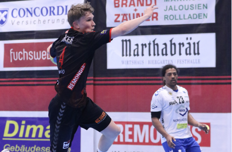 Die Wittelsbacher Halle hat im Laufe ihrer Jahrzehnte schon einige spektakuläre Spiele erlebt und das Spiel gegen den EHV Aue ist sicherlich eines davon. Leidgeprüft in Sachen Spieler war Trainer Martin Wild in dieser Saison schon oft. Dass ihm aber nur sieben Feldspieler zur Verfügung standen – Tim Ruhwandl kam in der zweiten Halbzeit dazu – war auch in seiner langen Trainerkariere ein Novum. 