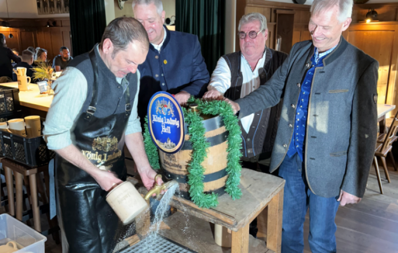 – Das Brucker Volksfest steht wieder vor der Tür. Am 25. April geht es los mit dem beliebten Traditionsfest – und in diesem Jahr gibt es eine kleine, aber bedeutende Neuerung: Der große Festumzug mit rund 2.700 Teilnehmerinnen und Teilnehmern aus über 50 Vereinen findet heuer nicht wie gewohnt am Freitag, sondern am Samstag statt.