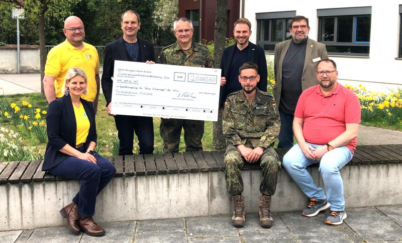 Daniela Söhnel, Andreas Eißner, OB Christian Götz, Oberst Dieter Rubenbauer, Markus Fuchs, Erbsensuppen-Organisator Florian Keßler, Hauptmann a.D. Harald Pötz, Stefan Griesshammel.