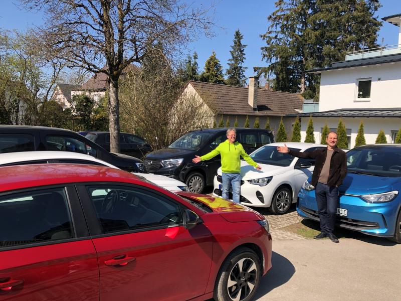 – Die Stadtverwaltung hat ihren Fuhrpark nach und nach komplett auf E-Mobilität umgestellt. Zuletzt wurden auch die verbliebenen Gas-Autos ersetzt. Die sechs Fahrzeuge in unterschiedlichen Größen haben Reichweiten zwischen etwa 280 bis 345 Kilometern.