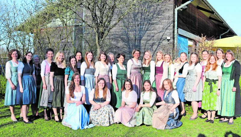 Die 19 Absolventinnen der Hauswirtschaft erhielten im April bei der Schulschlussfeier im Gasthof Zum Dorfwirt in Landsberied ihre Zeugnisse und dürfen damit offiziell den Titel „Fachkraft für Ernährung und Haushaltsführung“ führen. Mit Stolz nahmen die Absolventinnen aus den Landkreisen Fürstenfeldbruck, Dachau, Landsberg, Aichach-Friedberg, Freising sowie der Stadt München nach eineinhalb Jahren intensiver Ausbildung in Theorie und Praxis, ihre Zeugnisse und Auszeichnungen entgegen.