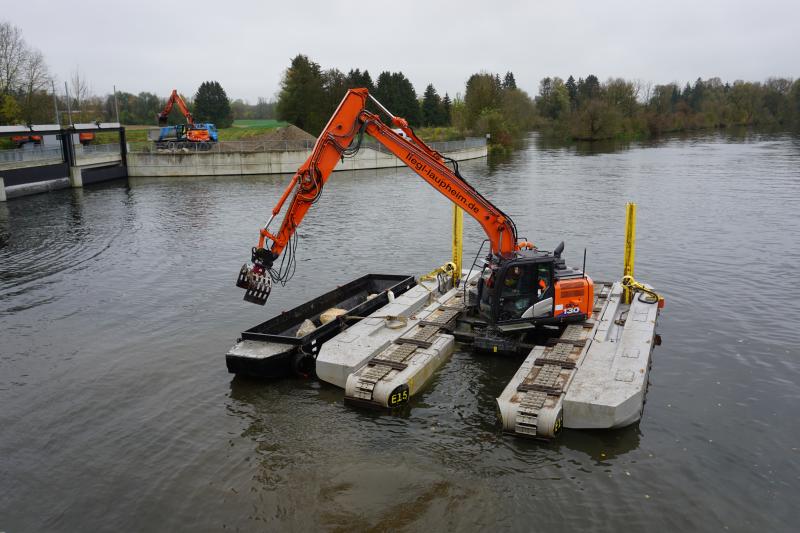 Die Stadtwerke Fürstenfeldbruck führen bis Freitag, 23. Mai eine Unterhaltsmaßnahme im Stausee der Amper vor dem Wasserkraftwerk Schöngeising durch. Ziel der Maßnahme ist die Entfernung von angeschwemmtem Schlamm, der sich im Bereich des Stauwehrs zwischen Enterbruck und Schöngeising über die Jahre abgelagert hat.