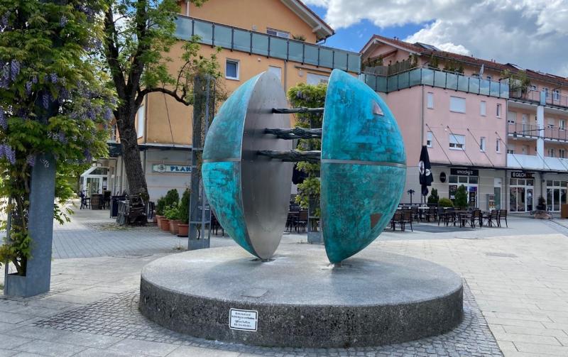 Eine große blaue Kugelskulptur, die Cecina-Kugel, von Antonio Fiengo im Zentrum von Gilching