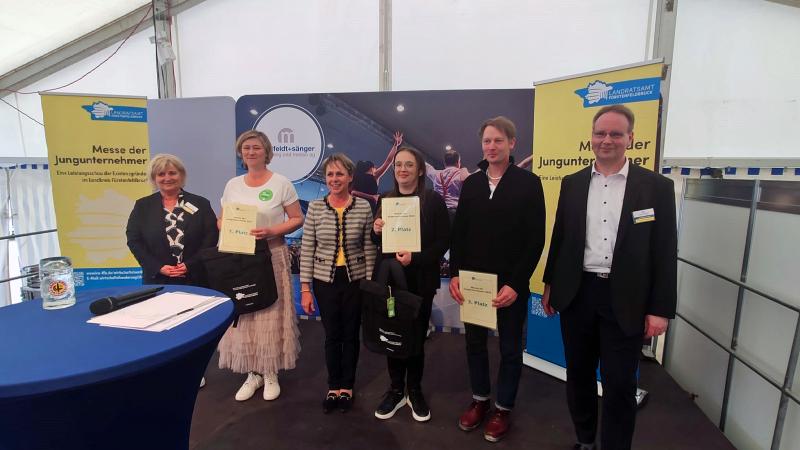 Von links: Barbara Magg (Leiterin Wirtschaft und Regionales im Landkreis Fürstenfeldbruck), Petra Gerum (help4help GmbH), stv. Landrätin Martina Drechsler, Clarissa Drittenpreis (Clarissa Drittenpreis Fotografie), Josef Staffler (FineBavarianWoodworks) und Harald Hof (Wirtschaftsförderung).