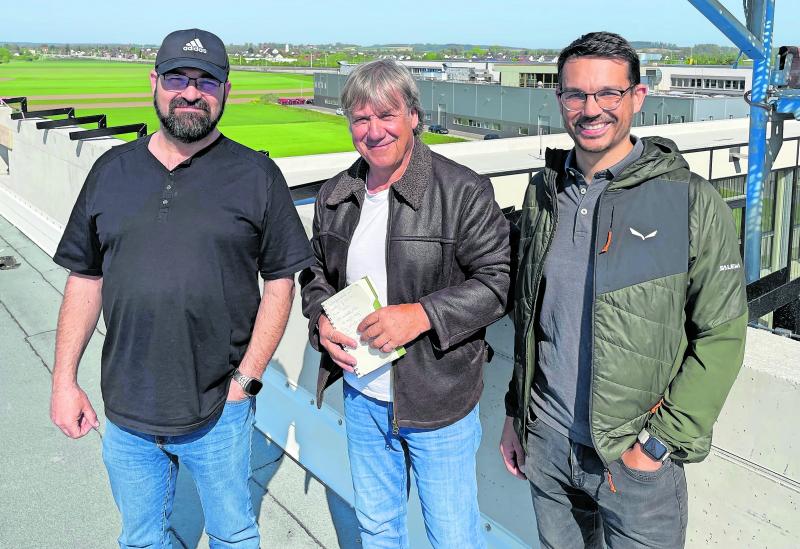 Drei Männer auf dem Dach der neuen ILS