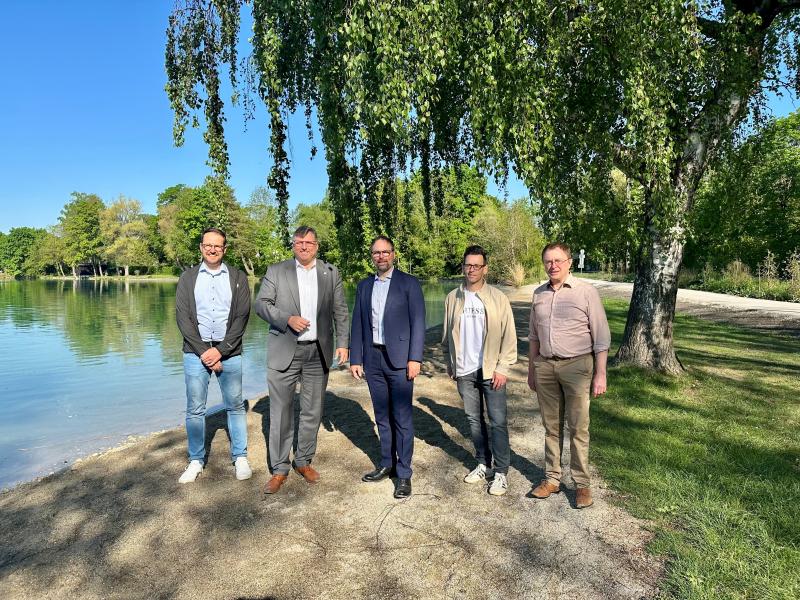 Von links: Christian Mohr (GF Erholungsflächenverein), Landrat Stefan Löwl (Vereinsvorsitzender), Bürgermeister Andreas Magg, Marcel Fiedler und Thomas Neubert (beide Stadt Olching).