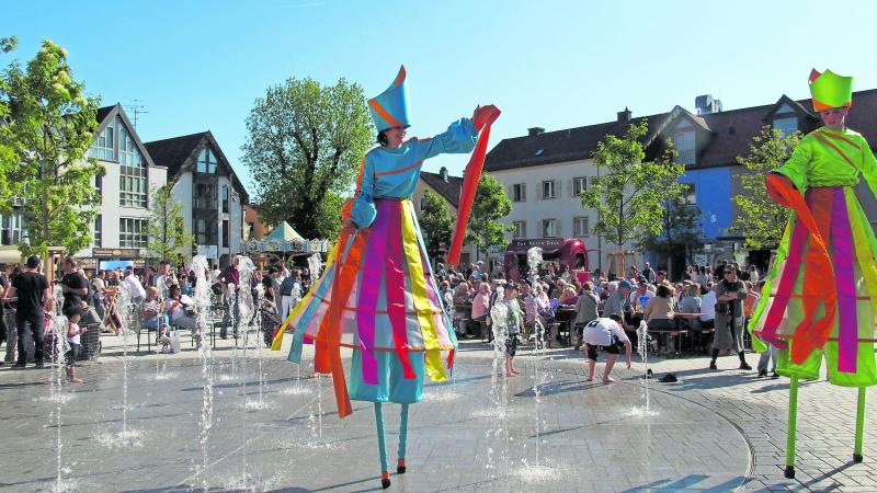 Walk-Act durch das ZEBRA Stelzentheater Gauting