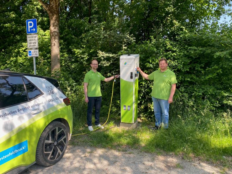 Romed Leite (Teamleiter E-Mobility) und Felix Angermeier (Projektleiter E-Mobility, v.l.) von den Stadtwerken Fürstenfeldbruck prüfen die Ladesäule für E-Fahrzeuge am neuen Standort Pucher Meer.