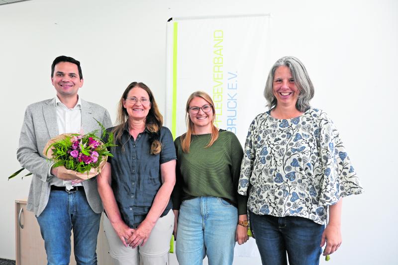Auf dem Foto von links: Das Team des Landschaftspflegeverbands mit ihrem 1. Vorsitzenden in den neuen Räumlichkeiten: Emanuel Staffler (1. Vorsitzender des LPV Fürstenfeldbrucks), Petra Kotschi (Geschäftsführung), Katharina Bauer, Angelika Sauermann.