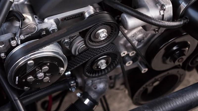 Nahaufnahme eines Motors mit einem Riemen, die die technischen Details zeigt