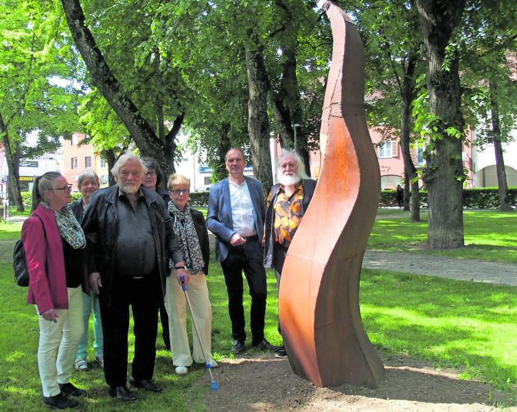 „Lilli“ darf im Gerblkellerpark bleiben, v.l.n.r., vorne: Betreuerin Cornelia Spielmann neben dem Bildhauer Hansjürgen Vogel und Hedwig Hanf (business meets art), hinten re. und li. Künstler Gerhard Gerstberger mit Ehefrau sowie in der Mitte die Rathauschefs Christian Götz und Dr. Birgitta Klemenz. 