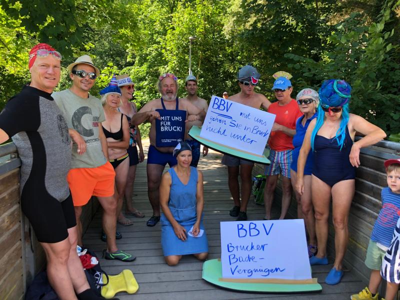 Vor dem Start des Amperschwimmens auf der Brücke an der Lände (v. l.): Dirk Schneider, Bernd Kottenhahn, Karin Geißler, Elisabeth Lang, Karl Danke, Susanne Zieglmeier, Joe Kellerer, Ralf Weinberg, Hermann Schubert, Hermine Kusch, Irene Weinberg.