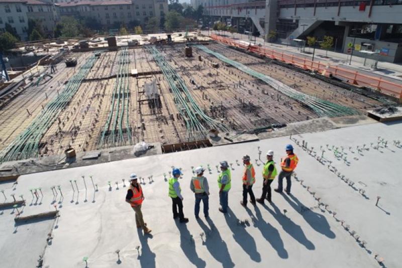 Eine Gruppe von Bauarbeitern steht auf einer Baustelle.