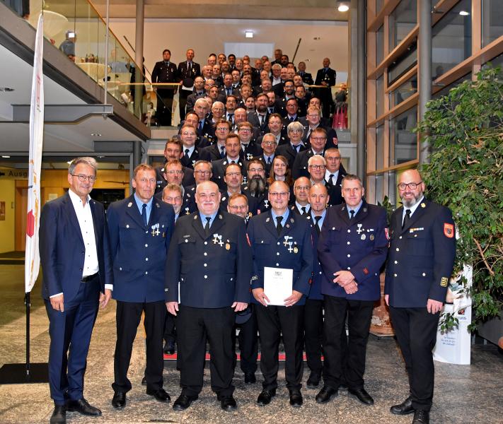 Landrat Thomas Karmasin (links) und Kreisbrandrat Christoph Gasteiger (rechts) mit den geehrten Feuerwehrleuten.	