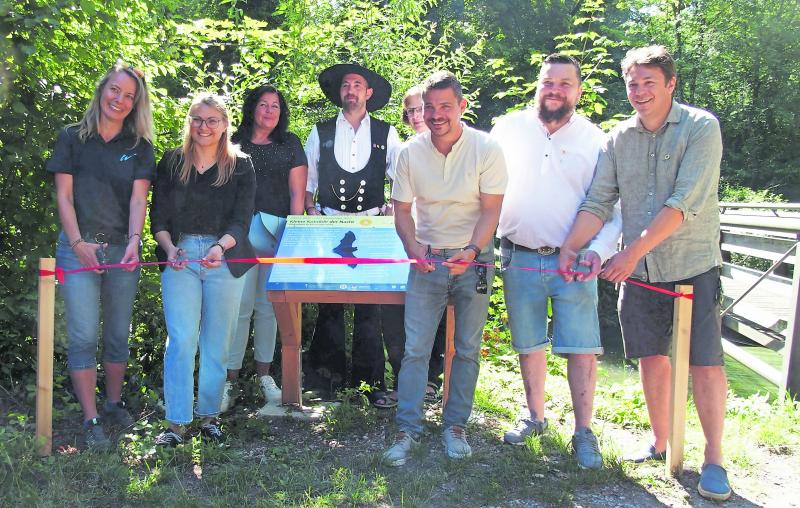 Eröffnung des neuen Naturlehrpfads im Emmeringer Hölzl mit Bürgermeister Stefan Floerecke (Mitte) und einigen Projektbeteiligten. 