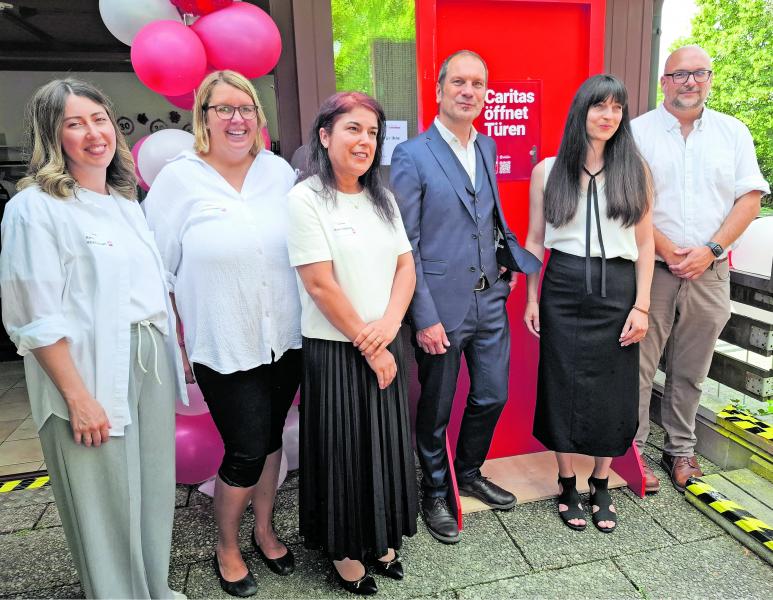 Mitarbeiterinnen der „KAP“ mit dem Brucker Oberbürgermeister Christian Götz (Mitte), mit Einrichtungsleiterin Lisa Weiss (2.v.r.) und dem Kreisgeschäftsführer des Caritas-Zentrums, Tommy Beer (rechts). 