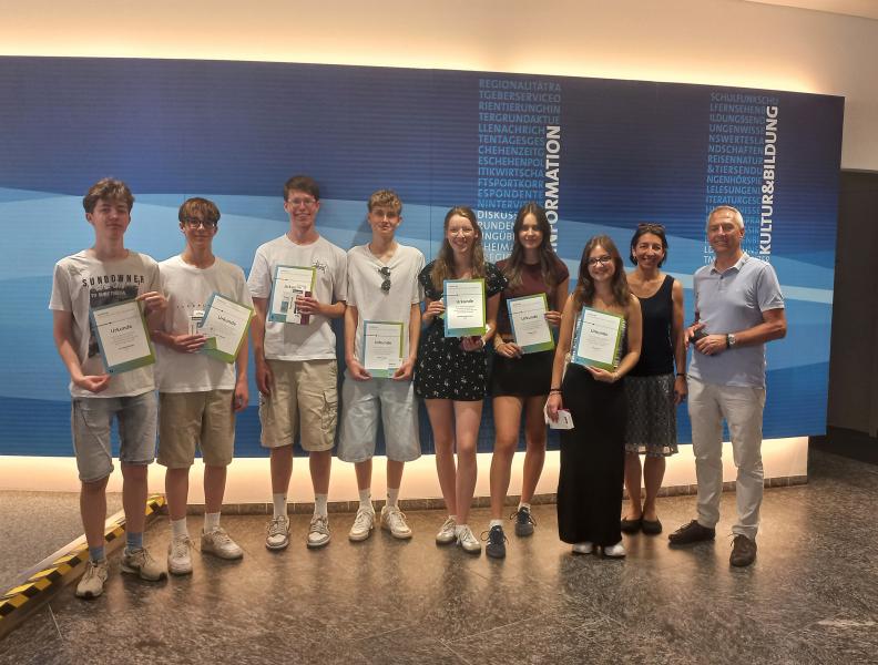 Urkundenübergabe durch Ersten Bürgermeister Norbert Seidl (v.l.): Tim Geigenberger, Ben Thomas, Felix Preishuber, Moritz Feger, Mareike Stubenrauch, Marlen Ochs und Laura Kunz sowie Wirtschaftsförderin der Stadt Puchheim Sonja Weinbuch.