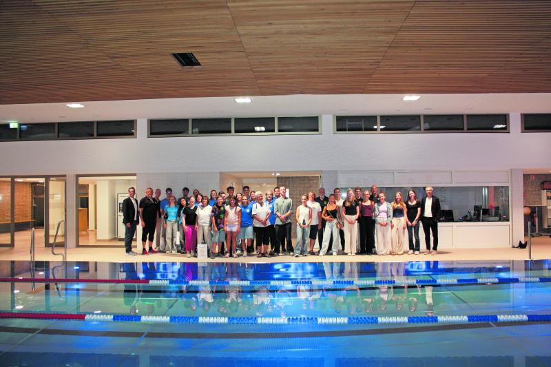 Die Geehrten bei der Sportlerehrung im Schwimmbad Puchheim.