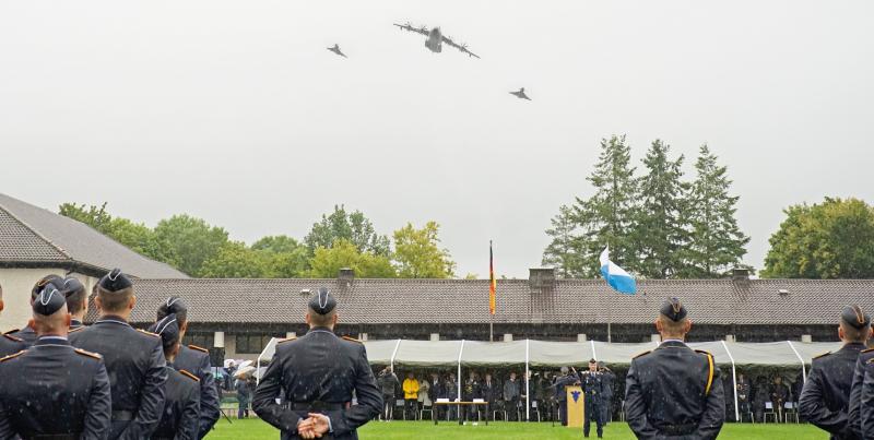 Ein Airbus A400M und zwei eskortierende Eurofighter überflogen in Formation die Verabschiedung.