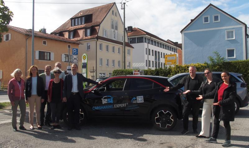 Stadträte mit den beiden Bürgermeistern, Alexander Leiderer und Sonja Stumbaum (Carsharing.Expert GmbH) sowie die städtische Verkehrsexpertin Dr. Montserrat Miramontes. 