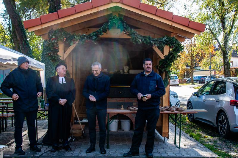 von links: Pfarrer Stefan Menzel, Pfarrer Alexander Bauer, Erster Bürgermeister Norbert Seidl und Sergius Ruppaner bei der Eröffnung des Backhauses.