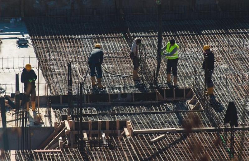 Eine Gruppe von Bauarbeitern führt Arbeiten auf einer Baustelle durch.
