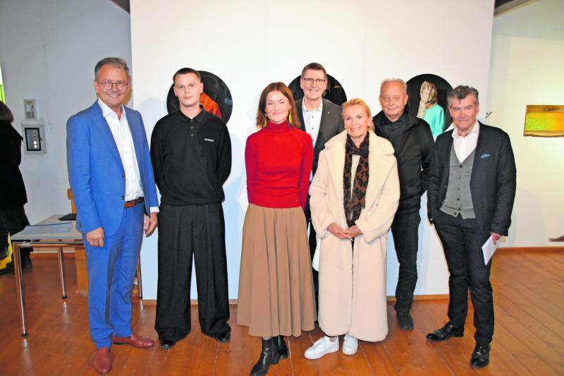Gratulierten den Preisträgern Gerlinde Miesenböck (Kunstpreis, 3. v.l.) und Florian Schwarz (Förderpreis, 2. v.l.) im Rahmen der Vernissage: Landrat Thomas Karmasin (l.), Detlef Schwarz (Sparkasse Fürstenfeldbruck, Mitte), Ina von Jan (Jury, 3. v.r.), Dr. Michael Meuer (Jury, 2. v.r.) und Franz Schneider (Jury, r.)