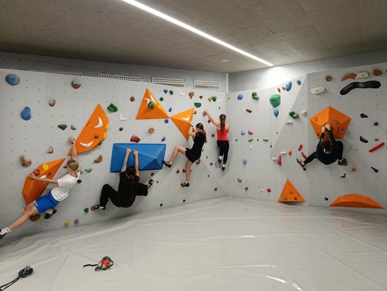 Schüler des Gymnasiums Puchheim üben erste Routen an der neuen Boulderwand.
