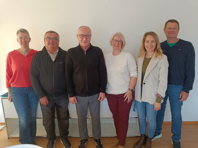 Von links: Geschäftsführerin der Bürgerstiftung für den Landkreis Fürstenfeldbruck Katrin Rizzi, Leiter der Tafel Maisach Normann Wenke, Projektleiter Herzenskiste Alois Schorer, Bürgerstiftungsvorständin Dr. Grit Ullmann, Seniorenfachbetreuerin des Landratsamts Fürstenfeldbruck Sarah Grätz und Tafellogistik-Leiter Georg Marks.