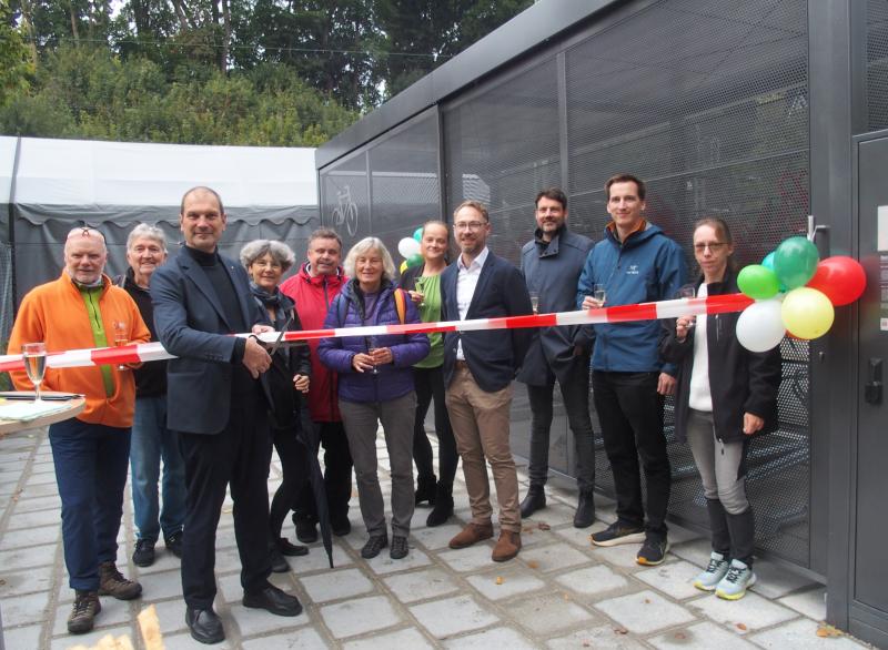 Offizielle Inbetriebnahme der neuen Fahrrad-Sammelschließanlage am Brucker Bahnhof durch OB Christian Götz (3.v.l.), zusammen mit Stadträten sowie Vertretern der städtischen Verwaltung, des adfc und des Planungsbüros.