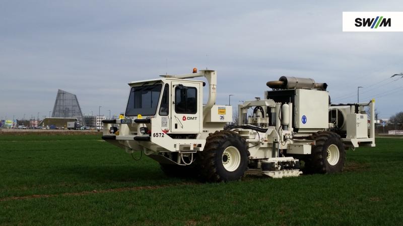Die Vibrotruck-Fahrzeuge fahren entlang von Straßen und Wegen durch das Untersuchungsgebiet und erzeugen alle 25 Meter an den Messpunkten Vibrationen.