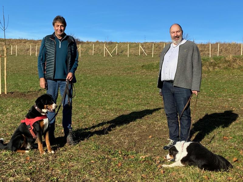 Thomas Sterr (links mit Vierbeiner Finn) beim Fachsimpeln mit Stammtischbruder Roland Schrafstetter, der mit Juno unterwegs war.