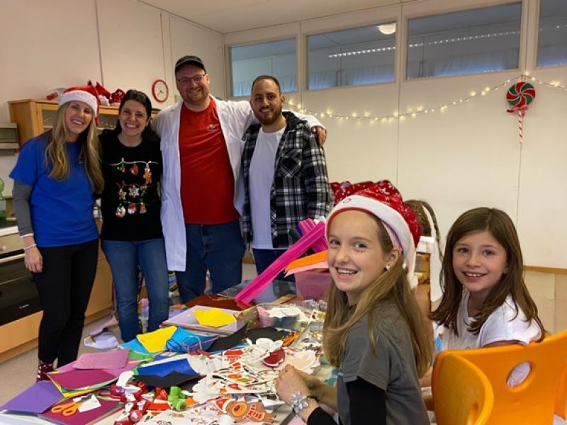 Das Spieleteam von links: Verena Neubert, Kerstin Lenze, Benjamin Kübrich, Francesco Manazza sowie die jungen Künstlerinnen Melinda Neubert und Leonie Lenze