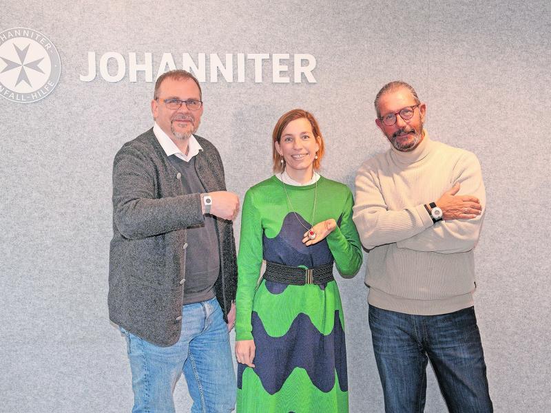 „Die Not der Zeit heißt Einsamkeit. Der Hausnotruf kann Menschen helfen, wieder am sozialen Leben teilzunehmen“: Axel Schmidt, Elisabeth Kühn und Dr. Markus Ambrosy (v. l.) testeten die verschiedenen Johanniter-Hausnotrufsender ausgiebig.