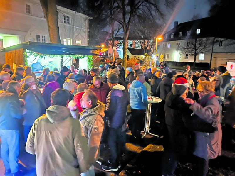 Weihnachtliche Atmosphäre an der Ehrenamtshütte am Grünen Markt.