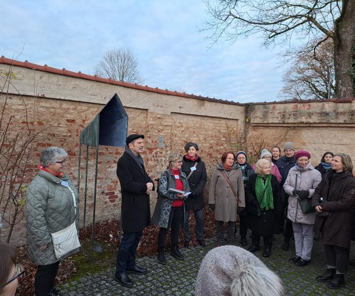 Ein Zeichen gegen Gewalt an Frauen und Mädchen setzten bei zahlreicher Teilnehmerschaft v.l.n.r.: Vorstandsfrau FHF FFB Annemarie Fischer, OB Christian Götz, die Vorstandsfrauen Sandra Winter und Barbara Fischer, Stadträtin Irene Weinberg, Künstlerin Hilde Seyboth sowie Museumsleiterin Dr. Caroline Sternberg (r. außen). 