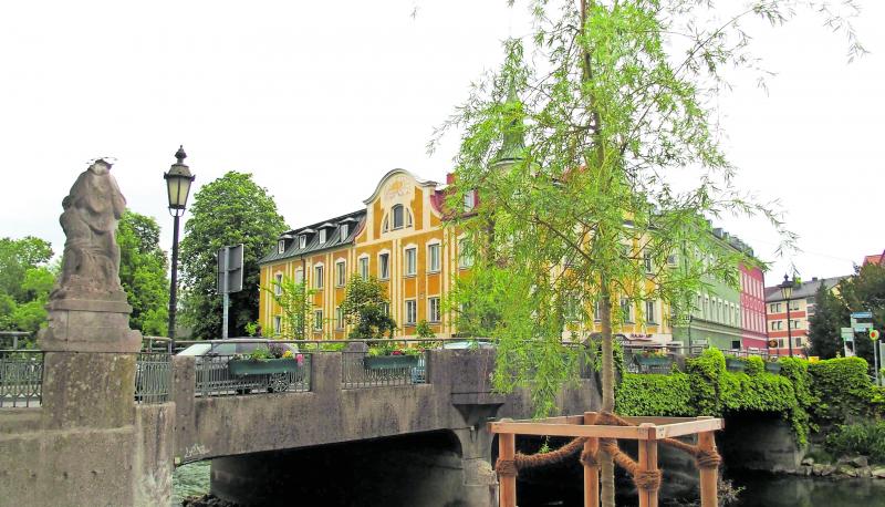 Es scheint fast so, als hätte Johannes von Nepomuk, der Brückenheilige (links), seinen Segen über die 1909 erbaute und unter Denkmalschutz stehende Amperbrücke gehalten, denn sie wird jetzt nicht abgerissen, sondern saniert. 