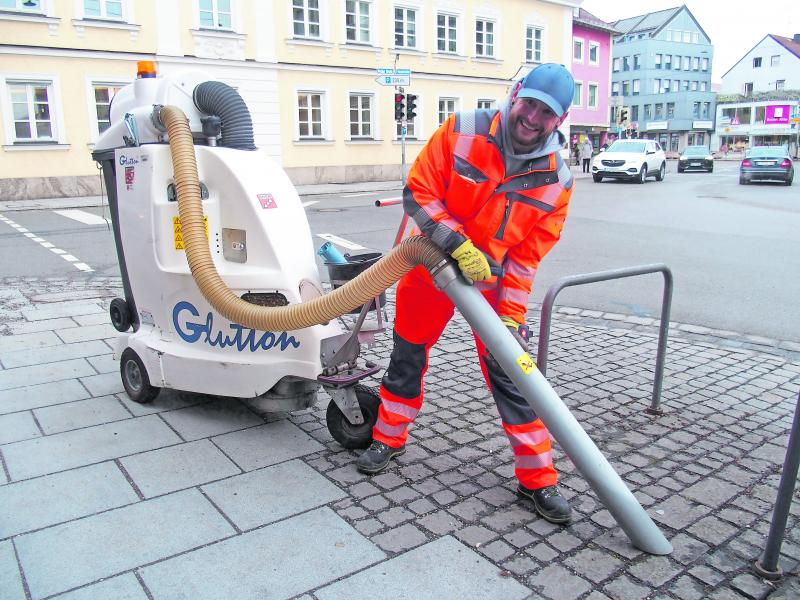 Einer der beiden neuen, für den Straßenunterhalt zuständigen Mitarbeiter des städtischen Bauhofs, Christian Müller, mit seinem „Hilfs-Elefanten Glutton“.