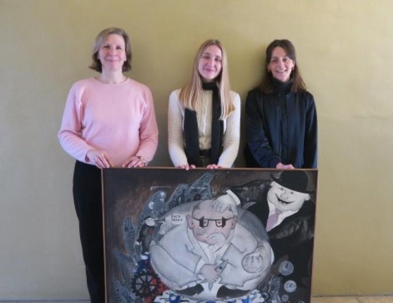 Die Museumsleitung, v.l.n.r.: Dr. Caroline Sternberg mit ihrer Stellvertreterin Edigna Hillebrand sowie Volontärin Sabine Girg, vor dem erworbenen Gemäldes aus dem Zingerl-Nachlass („Der Fachidiot“, 1970). 