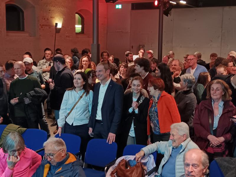 Klarer, erneuter Wahlsieg für OB Christian Götz (BBV) in FFB (Mitte, neben seiner Frau Astrid, links). Der Amtsinhaber sagte, er wünsche sich eine „sachorientierte und zielgerichtete" Teamarbeit mit dem gesamten Stadtrat und der Verwaltung.