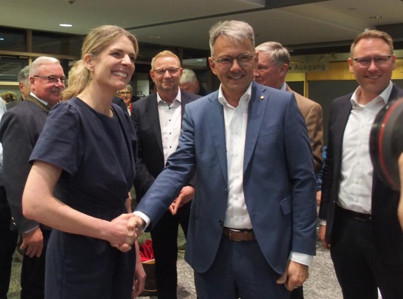 Im Blitzlichtgewitter: Ronja von Wurmb-Seibel gratuliert Thomas Karmasin, dem alten und neuen Landrat, zu seinem Wahlsieg im Foyer der Kreisbehörde. 
