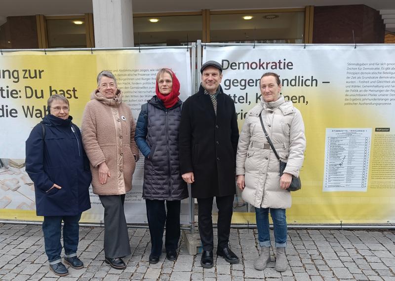Vor dem Modul „Wahlen“ neben dem Alten Rathaus, v.l.n.r.: Susanne Pütz (Bündnis für Demokratie), Katrin Rizzi und Dorothee von Bary (Bürgerstiftung für den Landkreis Fürstenfeldbruck), Oberbürgermeister Christian Götz und Elisabeth Lang (AK Gedenken). 