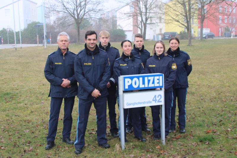 Dienststellenleiter, Hr. Hollaus, (zweiter v. l.), seinen Stellvertreter, Hr. Scheid (l.) und fünf der neuen Beamtinnen und Beamten.