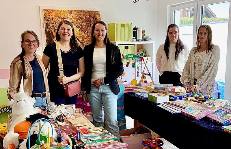 Tanja Skresiewiez,  Salome Fruhmann, Zsanett Nemeti (Geschäftsführung), Mirjam Mann, Marlene Vecchiola organisierten den ersten Flohmarkt im Haus 2 bei den „Alimonia-Kids“.
