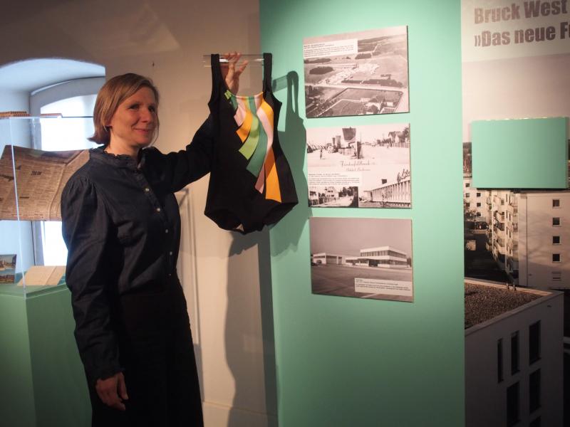 Museumsleiterin zeigt Badeanzug, Ausstellung 5 Orte in FFB, Museum