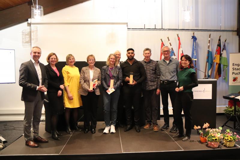 Erster Bürgermeister Norbert Seidl mit den Preisträgern und Laudatoren (v.l.): Franziska Baumann, Lena Jakat, Donata Schreiber, Andrea Teusch (stellvertretend für Georg Birner), Peter Münster sowie Abdullah Keheet, Peter Moraweck und Hermann Bopp von der Radlwerkstatt und Michèle Rotter.