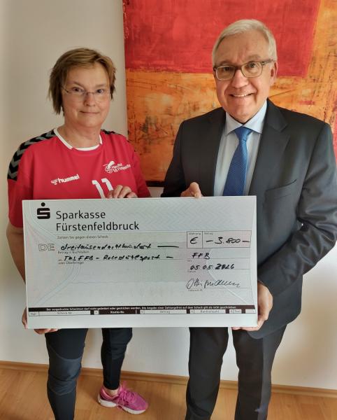 Scheckübergabe Lions Club FFB an TuS-Rollstuhlabteilung FFB