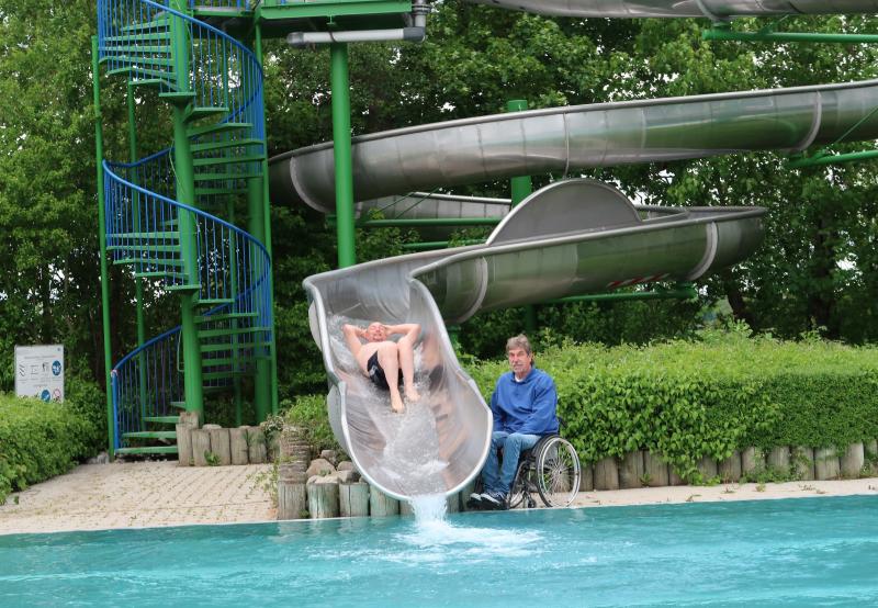 Freibaderöffnung, Bürgermeister testet Wasserrutsche