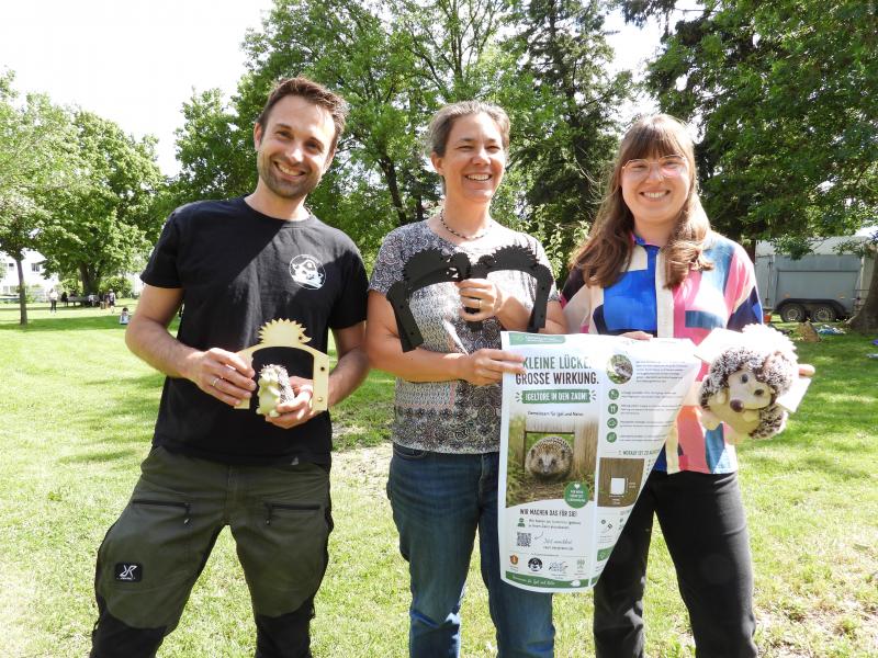 Florian Hammers (Tierpiraten) und Sonja Gaja (Bund Naturschutz Kreisgruppe Starnberg) und Christine Hammel (Gemeinde Gilching).