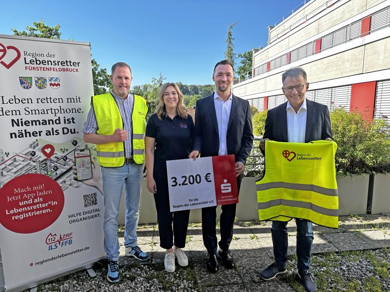 Von links: Dr. Daniel Wacher, Alexandra Zimmermann, Pressesprecher der Sparkasse Fürstenfeldbruck, Landrat Thomas Karmasin.